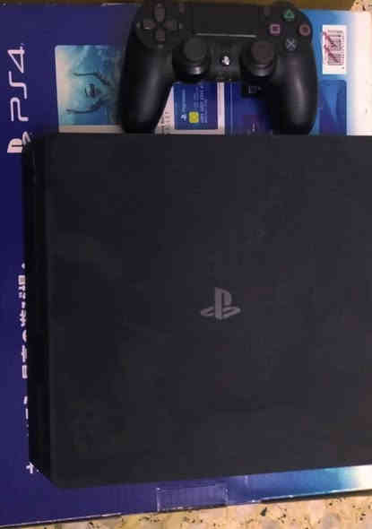 جهاز بلي فور سلم استخدام قليل مع يدة اصليه الجهاز ما مفتوح ولا داخل صيانه بعده بالوكات
مساحة 500 گيگا
السعر 200 وبي مجال قليل حگ الجيه واتساب ***********
 مكاني البياع تقاطع درويش حي التراث
ملاحظه ارد واتساب فقط
