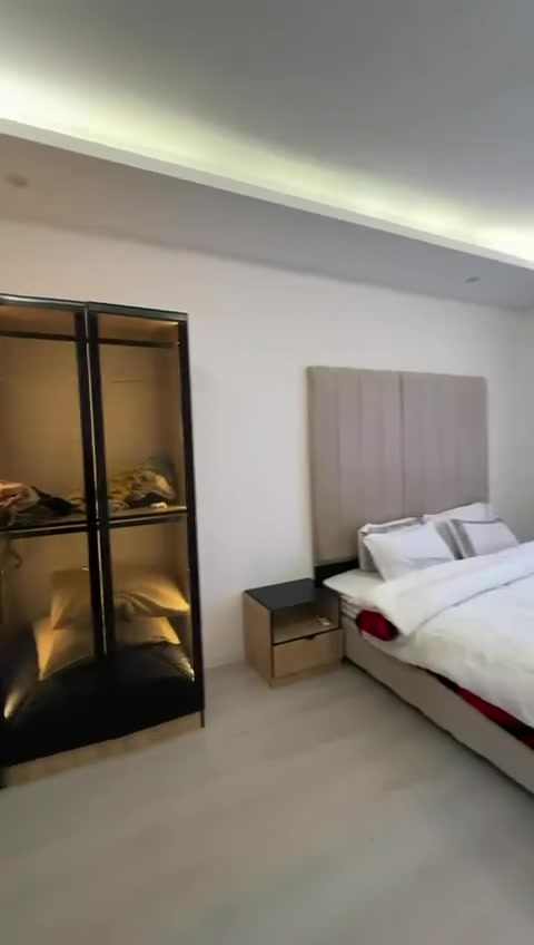 شوقەیەکی مۆدێرن و ناوازە لە پرۆژەی کوین تاوەرز (Queen Towers) بۆ کرێ!
ئەگەر بەدوای شوێنێکی ئارام، خاوێن و شایستەدا دەگەڕێیت بۆ نیشتەجێبوون، ئەم شوقەیە باشترین هەڵبژاردەیە.
## 🏢 تایبەتمەندییەکانی شوقەکە:

* جۆری شوقە: یەک ژووری نوستن (1+1).
* دۆخی شوقە: بەتەواوی ڕاخراو و مۆبیلیاتکراو.
* کوالێتی: کەلوپەلی نوێ و مۆدێرن.
* خزمەتگوزاری: سیستەمی ساردکردنەوە و گەرمکردنەوەی مەرکەزی.
* دیمەن: دیمەنێکی سەرنجڕاکێش و کراوە.

## 🌟 تایبەتمەندییەکانی پرۆژەی کوین تاوەرز:

* پارکینگی تایبەت و پارێزراو.
* سیستەمی تەلەفۆنی ناوخۆیی (Intercom).
* پاسەوانی و کامێرای چاودێری ٢٤ کاتژمێری.
* مەلەوانگە، هۆڵی وەرزشی و باخچەی تایبەت.
* نزیک لە سەنتەری شار و سەرجەم خزمەتگوزارییەکان.

------------------------------
## 📞 بۆ زانیاری زیاتر و سەردانیکردن:

* پۆستی تایبەت بنێرە بۆ پەڕەکەمان.
* یان پەیوەندی بکە بە ژمارە: [***********]

------------------------------
## 🏷️ هاشتاگەکان:
#کوین_تاوەرز #شوقە_بۆ_کرێ #هەولێر #نشینگە_مۆدێرن #شوقەی_ڕاخراو #QueenTowers #ErbilApartments #RealEstateErbil
