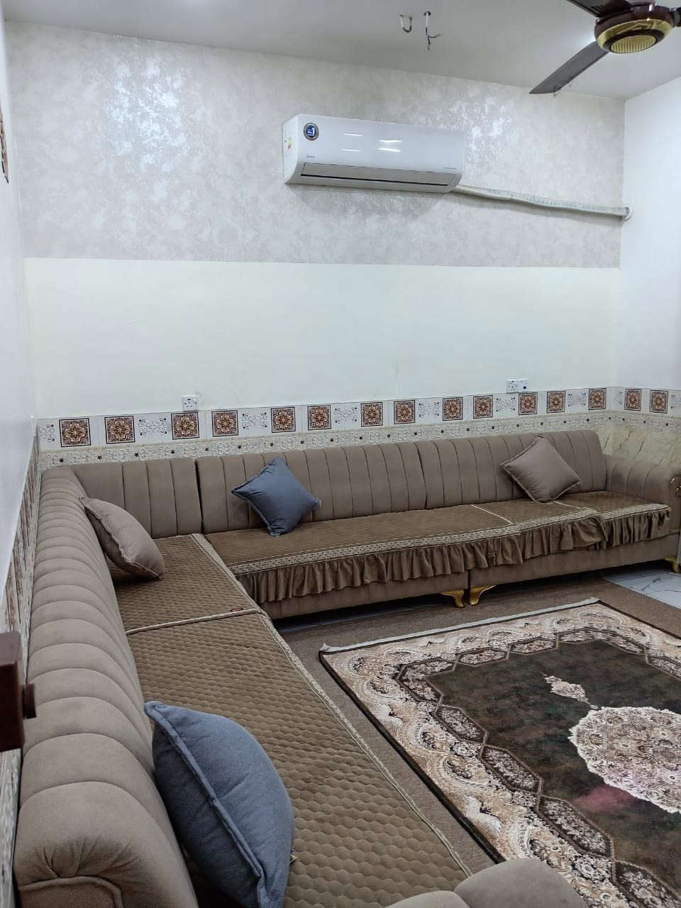 بيت زراعي سند 17 
مساحه 50 طابقين بناء حديث ونظيف كلش
واجهيه 5 
البياع مواصلات الخامسه شارع جامع خديجه الشارع عريض مجاري رئيسي تانكيات عدد 2 /1000 يحتوي على حمام خارجي استقبال ومطبخ وصحيات 
والطابق الثاني غرفتين وصحيات
السعر 60 وبي مجال البيت جاهز مابي اي نقص 

للاستفسار ***********
