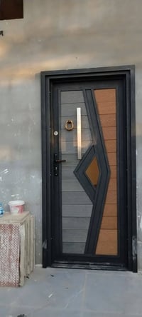 حداد لكافه أعمال الحديد أبواب شبابيك سقايف سندويج واجهات 07764011053