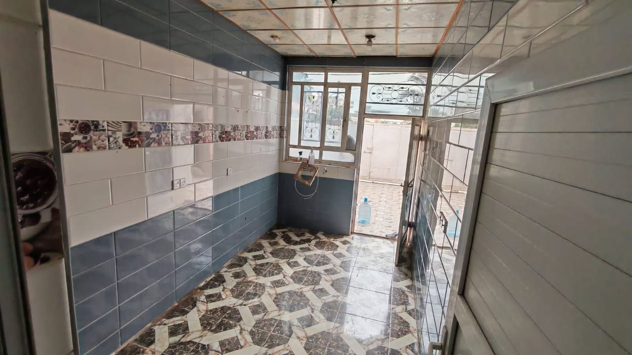 مشتمل للايجار في الجبيرية الثانية قرب سوق مريدي مكون  من طابقين 3 غرف نوم وصالة واستقبال ومطبخ  بناء حديث سعر الايجار 300 الف 
*********** عقارات ابو سلطان
