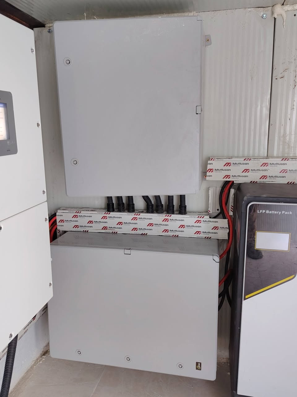 لا تتردد باقتناء منضومه الطاقه الشمسيه 
استثمارك الأفضل 🧠🗣️
تم الانتهاء من تجهيز وتنصيب منضومه طاقه شمسيه في حي الجامعة بمقدار 
60A نهاري و 60A ليلي لمده 4ساعه 
بالاعتماد على 
1-  انفيرتر 10kw ip66 ضمان 5سنه 
2- بطاريه 15.5kw ضمان 5 سنه 
3- ألواح لونجي 620w ضمان 15سنه 
ملاحظة / نحن لسنا الوحيدون لكن نحرص على اقتنائك أفضل منضومه طاقه شمسيه 

للحجز و الاستفسار تواصل واتساب
قسم الصيانه/ ***********
قسم المبيعات / ***********
