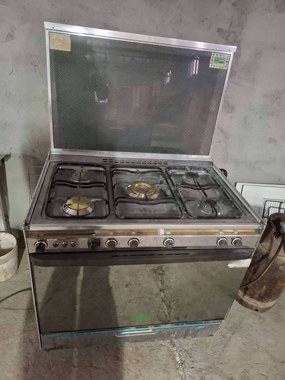 السلام عليكم  مجموعة اغراض للبيع للاستفسار الاتصال على الرقم ***********
