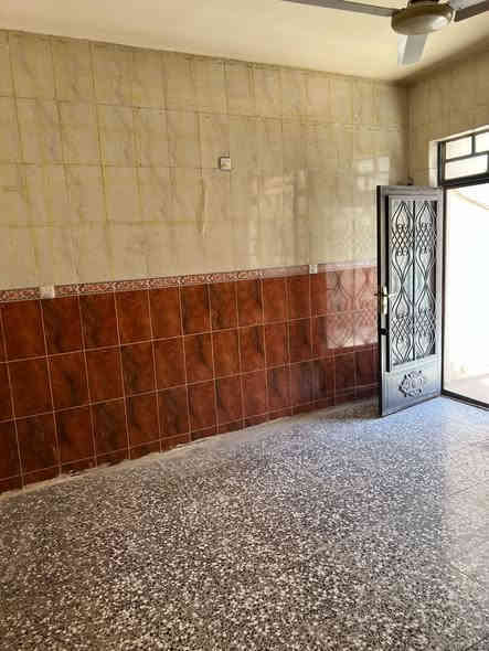 ⸻

🏠 دار للبيع – داخل القيصرية (قرب السفارة الإيطالية سابقاً)
📐 المساحة: 70 متر
🏡 الواجهة: 4.5 متر
💰 السعر: 270

يتكوّن من:
الطابق الأرضي:
• مطبخ
• خدمات
• غرفة

الطابق الثاني:
• غرفة
• صالة

الطابق الثالث:
• بيتونة كبيرة
• سطحين

📍 موقع مميز داخل القيصرية – أول بيت بالقيصرية
📞 للتواصل: ***********
