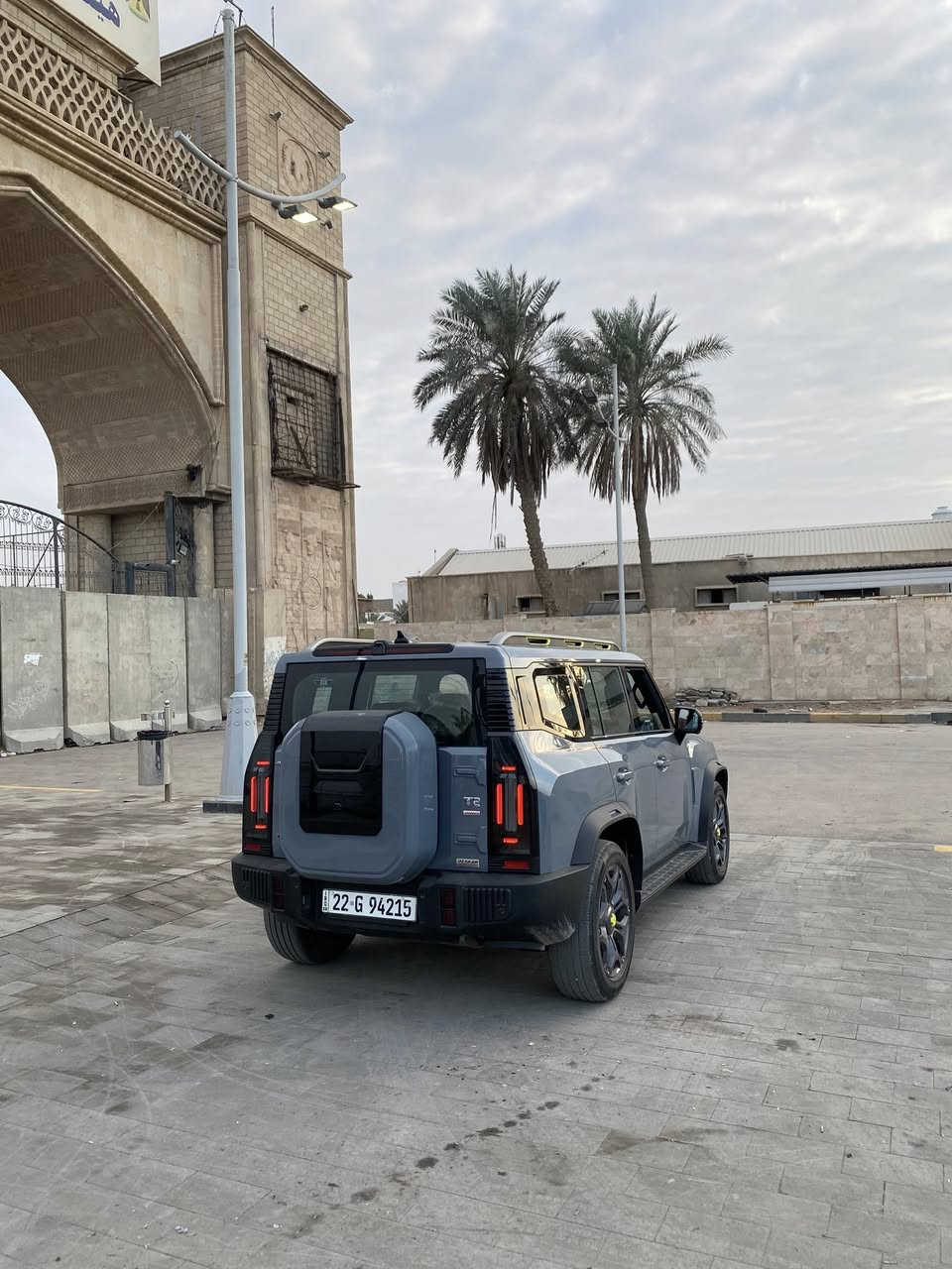 T2 LUXURY جيتور تي تو
الموديل: 2025 كفاله عامه 
الرقم: اربيل 
المحرك: محرك 2.0 لتر تيربو 4 سلندر : 254 حصان
ماشيه (29km)
كاميرات محيطية 540 درجة
• رادار تفاعلي
• نظام التحذير من التصادم الأمامي والخلفي
• نظام تحذير مغادرة المسرب
• نظام المساعدة للبقاء في المسرب
• نظام القيادة شبه الذاتية
• نظام مراقبة النقطة العمياء
• نظام الكبح التلقائي في حالة الطوارئ
• حساسات اصطفاف أمامية وخلفية
• نظام الفرامل اليديوية الأوتوماتيكي (Autohold)
• ماسحات الزجاج الامامي مع حساس تلقائي للمطر
• 6 وسائد هوائية امامية وجانبية عدد
• نظام المكابح المانعة للانغلاق ABS
• نظام التحكم بالثبات ESC
• نظام التحكم بنزول المنحدرات
• نظام مساعد لصعود المرتفعات
المواصفات الداخلية والخارجية:
• شاشة عرض ترفيهية قياس 15.6 إنش
• شاشة عرض معلومات القيادة قياس 10.25 إنش
• نظام ابل كاربلاي واندرويد اوتو
• نظام صوتي فاخر 12 سماعة نوع SONY
• نظام أوامر وتحكم صوتي
• فتحة سقف بانوراما
• مقصورة الركاب من الجلد الفاخر
• مقعد السائق والراكب تبريد
• مقعد السائق والراكب كهربائي
• مقعد السائق والراكب مزود بذاكرة لحفظ 3 وضعيات الجلوس
• إنارة محيطية مع إضاءة ترحيبية
• نظام تقليل الضجيج داخل المقصورة النشط
• شاحن هاتف لاسلكي سريع
• الأضواء الأمامية والخلفية أوتوماتيكية ليد (LED)

السعر 275 وبيه مجال 
الرقم : ***********
عنوان : البصره / ياسين خريبط
