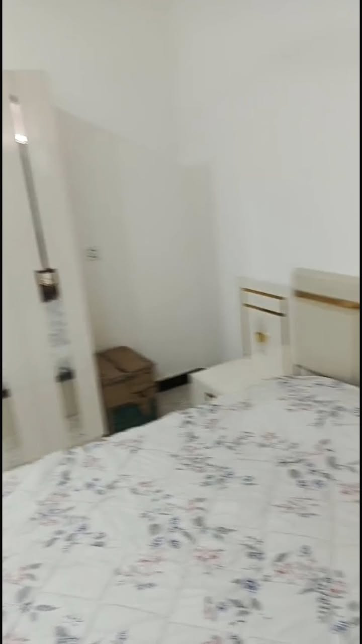 سلام عليكم مزرعة ١٠٠٠ متر سند ٢٥ منطقة البصام قريب الشارع العام متكونه من بيت حديث بناء ٢٠٢٥ وتحتوي على مسبح وغرفة نوم وصالة ومطبخ وهول السعر ٨٥ وبيه مجال بيه منضومة طاقة شمسية وبئر ماء الواجه ٢٢ متر والنزال ٤٨ متر ملاحضة الواقع احلى من الصور وبيه تفاصيل هواي للتواصل على الرقم *********** تكدر تستثمرها شاليه او استراحة
