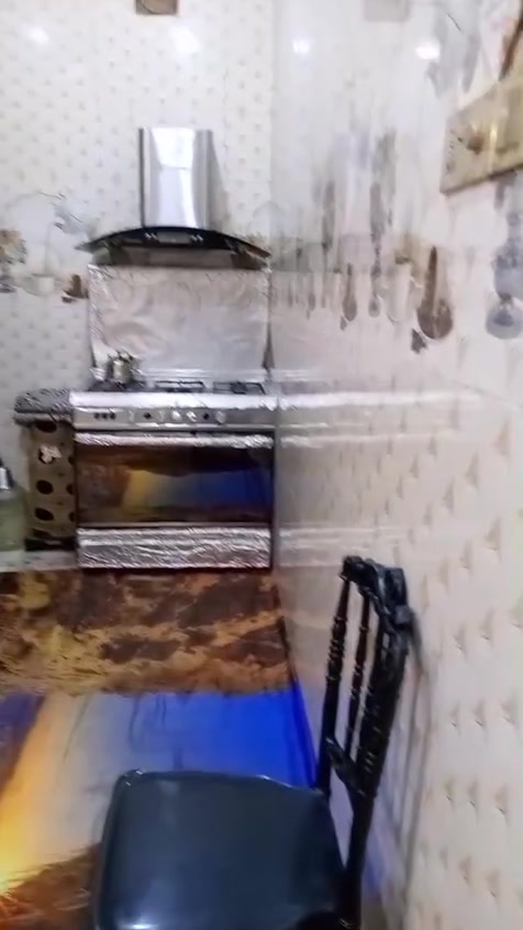 عندي بيت للبيع ١٠٠ متر بحي النصر قرب مدرسه التضامن للبنات منطقةال٢١ واجهه ٥نزال ٢٠ بناء جديد سنة ٢٢ بناء طابوك جمهوري....... بناء حديث وخريطه تخبل اساس وسكف صب مركزي  
غرفه نوم وصاله ومطبخ.مفتوح ع صاله تصميم تركي  ومكشوفه وحمامات داخليه وخارجيه واستقبال ومخزن فوك وهيكل غرفه  البيت عالي عن الشارع وكوله سيراميك للسكف والارضيه كاشي البيت جديد كلشي معايز🤲سعره ١٢٠ وبي مجال للشراي ***********📞
