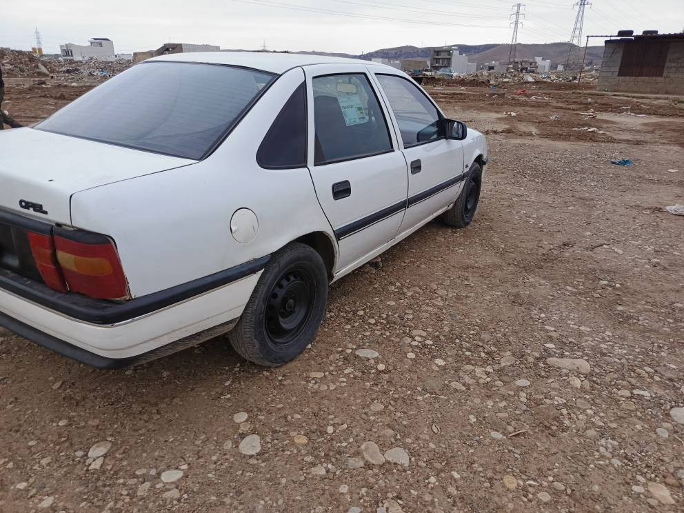 اوبل مودیل 1992
گیر اوتوماتیک گیرومه کینه به شه رت کاره بای به شه رت
سه نه وی به شه رتی اولیات 
نرخ 25گه لا
*********** السليمانية, العراق
