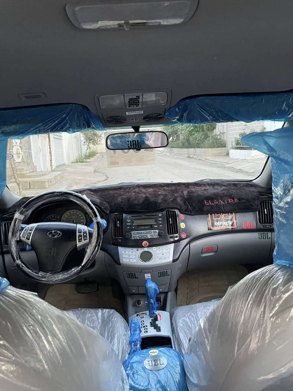 سەرەتا بەناوی خوای گەورە
ئاڤانتی ٢٠٠٦ قەترەی خایسی نیە
کەڤەر گۆڕاو بواغ بە شەرت
شوێن بڕاوەکانیشم چاک کردۆتەوە بڕۆ سەیارەی پێڕاکێشە
هەموو گڵۆپی ناو شاشەم کوژاندۆتەوە
کوشن هیتەر
ئاوێنە شەفت
سوکان ڤۆڵیۆم
تەبریت لەمس
چوار تاو ویلی لۆک ویل بچوک
زۆر توندو تۆڵە
مەکینەو گێڕی بەشەرت قەترەی بوخاری نیە
هی ماڵانە هی مەحرەز نیە
جامەکانی هەڵ گیراون
سپێری لەگەڵە
شوێن ژاراوە — قەڵادزە
***********
