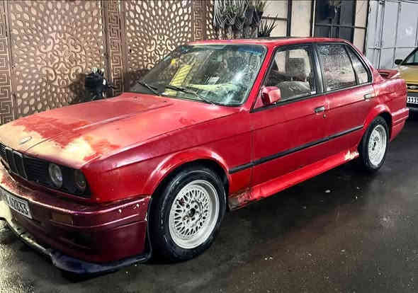 السلام عليكم    للبيع.        

السعر 33 وبيهة مجال بسيط 
بي ام دبليو حجم 320 زعرة
اربعة ٤ سلندر كير عادي. معدل وشلعة تشك الكاع 
موديل 1993
تخم تايرات و ويالة نظاف
ضايفلها دمام وعدسات وزنون واكزوز بسيط

للاستفسار *********** متوفر واتساب
