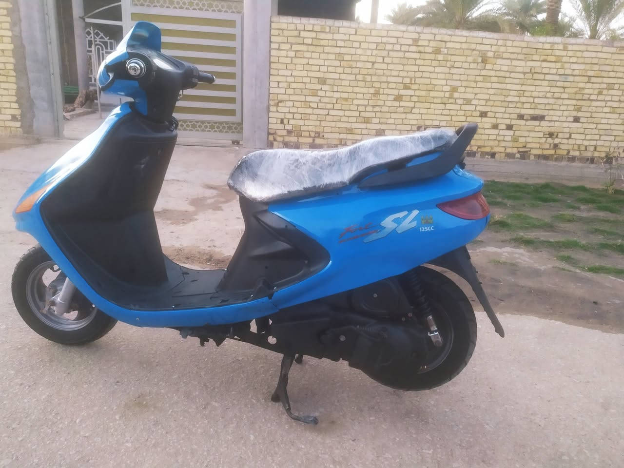 السلام عليكم دراجه فراشه كرستال ياباني الاصلي الدراجه مختمه كله ختم واحد دراجه  جاهزه من كلشي مابيه نقص برغي كهرباءيات كامله دبلات جدد تايرات كارتون شلعه معدل طياره الدراجه قبل خمس اشهر طلعته من الوكيل متوازي علا بعته السعر 370 مكاني بلقاسم رقم الهاتف ***********
