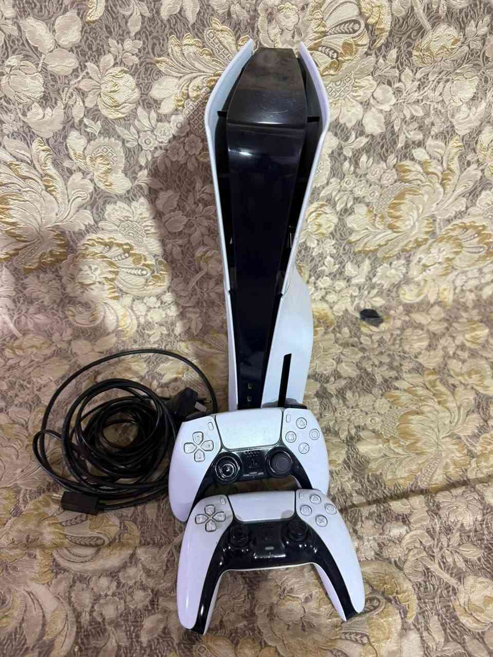 بلي 5 slm  للبيع جهاز جدا ممتاز استخدام بيتي مع جوستكين اصليه +تجاريه  مع كامل ملحقاته وكارتونه و مع حساب بي فيفا ٢٤ و ٢٥ وبيس ٢٥ السعر ٨٠٠ وللشراي بي مجال بسيط رقم الموبايل واتساب فقط ***********
