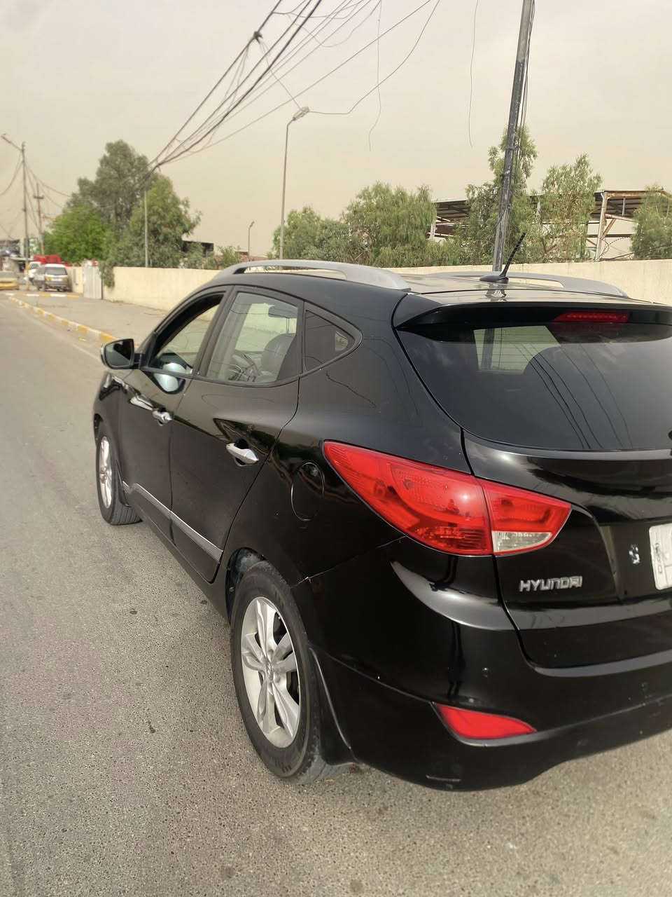 توسان موديل 2013 امريكي ليبل واحد عده الجاملغ مبدل فقط بيها كم قطعه صبغ موضع بسونار بدون دواخل محرك بيها صوت خفيف شغاله وتمشي طبيعي بس بيها صوت صدر جديد تخم تاير  تبريد ثلج  ماشيه 160 محرك 2400 دوش رقم بغداد مكاني بغداد الغزاليه . للا استتفسار ع رقم السعر 97 وبيها مجال***********‏
