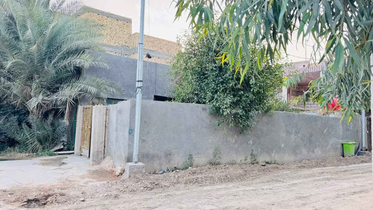 بيت للبيع في السنيه حي البلديه المساحه ٢٤٠ ونزاله ١٧ واجهييه ١٤ البيت يحتوي عل غرفتين وصاله ومطبخ واستقبال وحمام داخلي للاستفسار اكثر الاتصال عل رقم ***********
