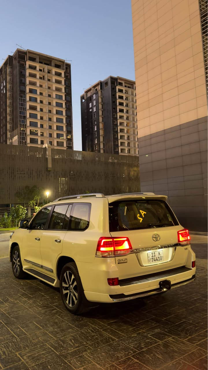 ((TOYOTA LAND CRUISER WHITE EDITION))
شركة ساز 
(2019)
فول مواصفات
المواصفات:
مقاعد جلد
مقاعد كهرباء
4 كاميرات
مرايا قلاب مع البك
تشغيل عن بعد
مرايا شفط
إشارات بالمرايا
بصمتين مع السيارة
إشارات ترحيب
3 شاشات
ثلاجة
إشارات لكزس
4 بصمات أبواب
دبل ماوس
مودات قيادة
تحكم ستيرن
مثبت سرعة
حساسات أمامية وخلفية
LED نهاري
فتحة سقف
السيارة مكفولة كفالة عامة:
من الصبغ
ومن فتح المحرك
كفالة مكينة وكير
( (اكو تكحيل بسيط بين الباب الخلفي والجاملغ ))
تخم تاير اصلي جديد
السيارة متصرف عليها ألف دينار ومتكاملة من كل النواحي
رقم بغداد 
باسمي – تحويل ثاني يوم
المكان: بغداد – حي الحسين

التواصل :- 
*********** بغداد, العراق
