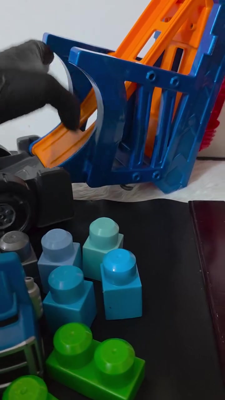 لعبة Mega Bloks First Builders Fast Tracks Racing Rig، وهي شاحنة نقل سباق حمراء وزرقاء كبيرة الحجم.تتميز الشاحنة بأنها تتحول إلى منحدر سباق قابل للطي ليتمكن الأطفال من تشغيله.تتضمن المجموعة عادةً قطع بناء متوافقة ومركبات صغيرة إضافية للعب والسباق.تحتوي الشاحنة على مقبض علوي مدمج لسهولة حملها ونقلها.


**إذا كنت صاحب هذا الإعلان وتريد حذفه لأي سبب، رجاءا أرسل رسالة إلى الدعم الفني**