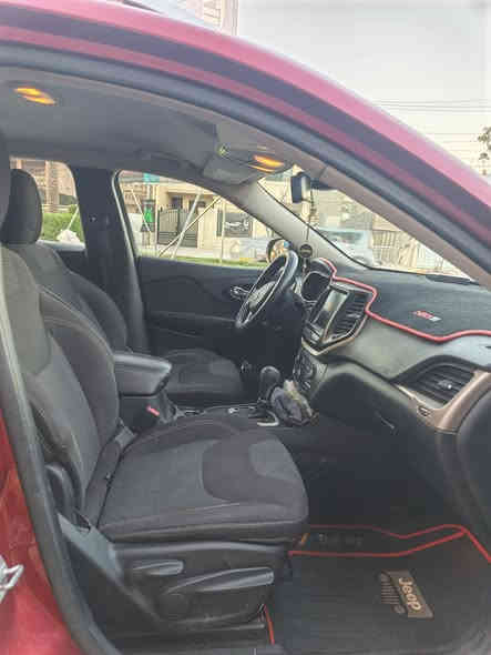 السلام عليكم إخوان جيب شيروكي للبيع موديل 16 بيها قطعتين صبغ بدون دواخل سيارة حلوة ونظيفه محرك ٢٤٠٠ رقم بغداد مواصفات الشيروكي المعروفه السعر ١٢٠ وبي مجال  ***********
