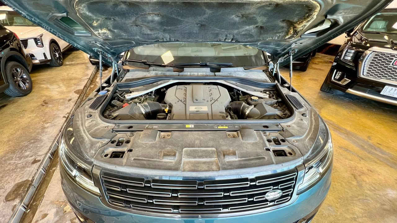 الفخامة الملكية.. رنج روفر 2023 (8 سلندر) فرست ايديشن  - ضمان سردار 🇮🇶👑
لكل من يبحث عن القمة في عالم السيارات، إليكم "الوحش البريطاني" بأعلى المواصفات، والمصمم خصيصاً ليمنحك هيبة لا مثيل لها على طرقات العراق.
🚀 القوة والأداء (V8):
 * المحرك: 8 أسطوانات (V8) سعة 4.4 لتر تيربو مزدوج.
 * القوة: 523 حصان وعزم دوران جبار، تسارع يجعلك تشعر وكأنك في طائرة خاصة.
 * الضمان: السيارة تحت ضمان شركة سردار (Sardar Group)، لضمان أعلى مستويات الخدمة والصيانة الأصلية في العراق.
🛋️ الرفاهية داخل المقصورة (خمس نجوم):
 * الكشنات: جلد طبيعي فاخر (Semi-Aniline) بملمس ناعم جداً وتصميم يوفر الراحة في المسافات الطويلة.
 * كراسي كهرباء: تحكم كهربائي كامل بالوضعيات مع ذاكرة تخزين (Memory Seat)، بالإضافة إلى ميزات التبريد والتدفئة والتدليك (Massage).
 * البانوراما: سقف بانورامي زجاجي عملاق يمنحك شعوراً بالحرية والإضاءة الطبيعية الرائعة داخل السيارة.
✨ المواصفات التقنية:
 * شاشة منحنية مقاس 13.1 بوصة تعمل بأحدث نظام Pivi Pro.
 * نظام صوتي Meridian السينمائي لتجربة استماع نقية جداً.
 * نظام إلغاء الضوضاء لضمان هدوء تام داخل الغرفة.
 * إضاءة داخلية محيطية (Ambient Lighting) بألوان متعددة تناسب مزاجك.
🛡️ السلامة والقيادة:
 * كاميرات 360 درجة مع خاصية الرؤية ثلاثية الأبعاد.
 * نظام التوجيه بالعجلات الخلفية (All-Wheel Steering) لسهولة الالتفاف في أضيق الشوارع.
 * نظام تعليق هوائي ذكي يتكيف مع مطبات وحفر الطريق بكل سلاسة.
📍 رنج روفر 2023.. هيبة، قوة، وراحة مطلقة بضمان سردار.
 بغداد حي الجهاد نزلة جسر العامرية معرض قرطبة التواصل *********** 
#RangeRover #V8 #SardarGroup #العراق #سيارات_العراق #بغداد #اربيل #رنج_روفر #فخامة
