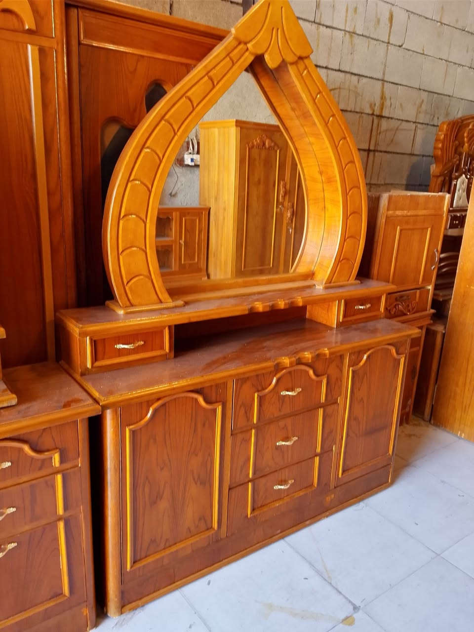 غرفه سته أبواب ملحق شغل ثكيل درجه اولى اتصل على الرقم ***********
