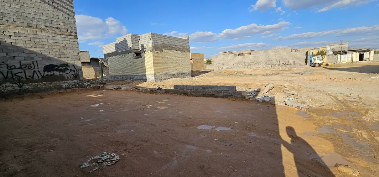 بيع مستعجل.....بيع مستعجل وبسعر مناسب 
18 مليون قفل 🔐🔐🔐

قطعة 100 م الواجهة 7 متر والباقي نزال بمجمع بوابة الجنوب 2 قرب مرقد سيد اسماعيل ع 
🎬 يوجد فيديوا بالتعلقيات يوضح كلشي 

أي إستفسار يرجى الاتصال أو المراسلة على الأرقام التالية: 
☎️ ***********
☎️*********** محمد أبو ملاك الحسناوي
