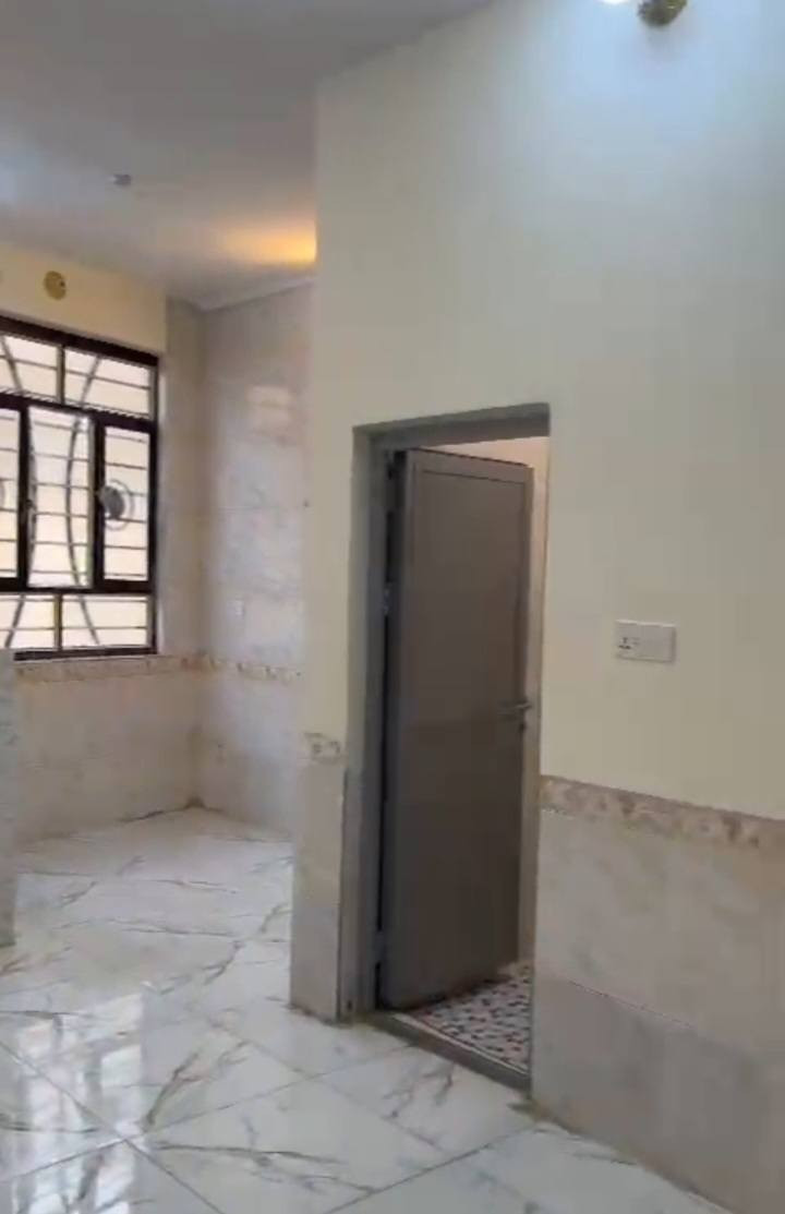 السلام عليكم يوجد دارمساحة ٥٠متر طابق ونص مسلح سند٢٥ إقرار محكمه يقع في كربلاء الجاير خلف صيدلية صافي الصفا كامل الخدمات ماء مجاري كهرباء ومدارس وأسواق يصلح حسينه او دار سكن يحتوي على غرفة نوم ومطبخ وصحيات انفرادي وصاله ومنور اما الطابق الثاني يحتوي ع غرفة نوم وصحيات  وبسعر مناسب للإستفسار لاتصال*********** 
***********
