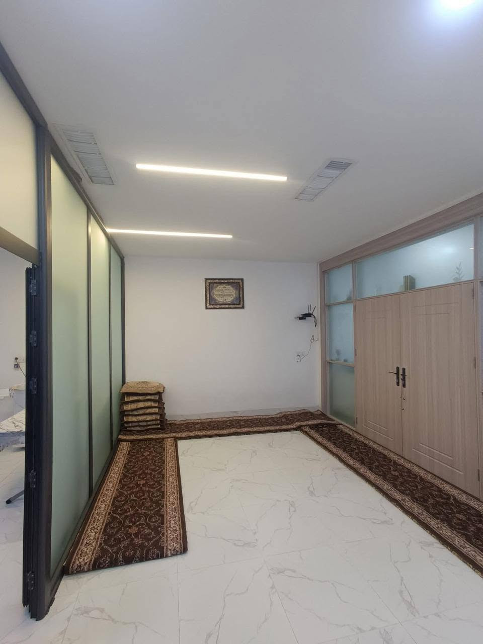 دار للبيع  ١٥٠ متر
دار رقم سكني مو طابو 
          فول كاشي و سقف مغربي 
                نظام تبريد دكت
               بناية حديثة جداً 
                 فرع عريض 
 طابق 1️⃣ 
- استقبال 
-  غرفتين نوم 
-  مطبخ + مطبخ مساعد 
- هول
- صحيات شرقي و غربي
- درج خارجي 

طابق 2️⃣ 
 ـ استقبال
- غرفة نوم
- هول صغير 
- مطبخ 
- صحيات

📍عنوان الدار 🏡
كركوك - حي القادسية الاولى قرب نادي سولاف الرياضي
قرب مدرسة الصباح 
للاستفسار الاتصال على الرقم 
***********
