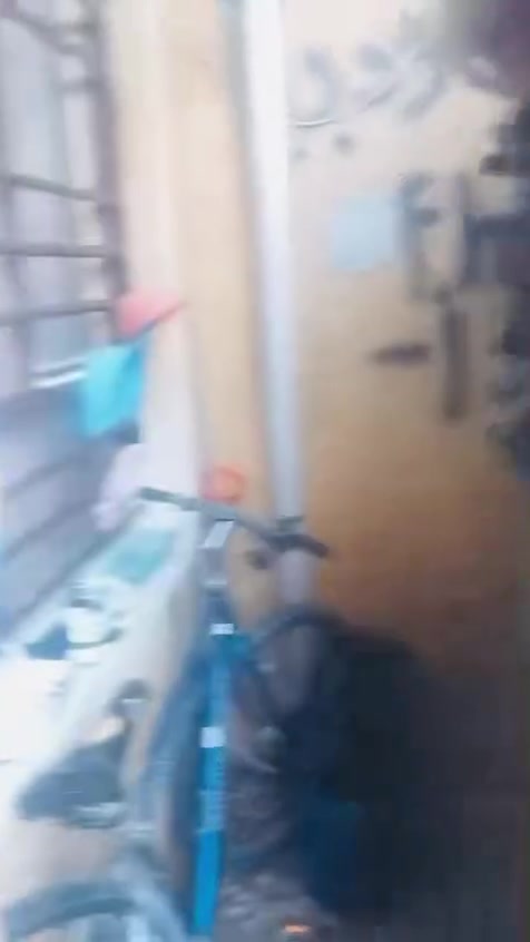بيت للبيع مساحه ٥٠ متر مسلح جديد بناء ٢٠٢٢ يحتوي على طرمه وصاله وحولي مطبخ وخدمات ومنور وغرفة نوم وفوك غرفة نوم وحولي وسطح سعره ١١٠ مليون حاليا مرهون لعائله ب ٣٥ مليون وينطون ايجار ١٥٠ بالشهر يعني تنطي بس ٧٥ مليون ويصير بأسمك وتجيك ١٥٠ ألف ايجار شهريا وإذا عندك ١١٠ تستلمه جاهز موقعه حلو الحريه مقابل مستشفى الدولعي الزرگه قريب ع الشارع للأتصال. ***********
