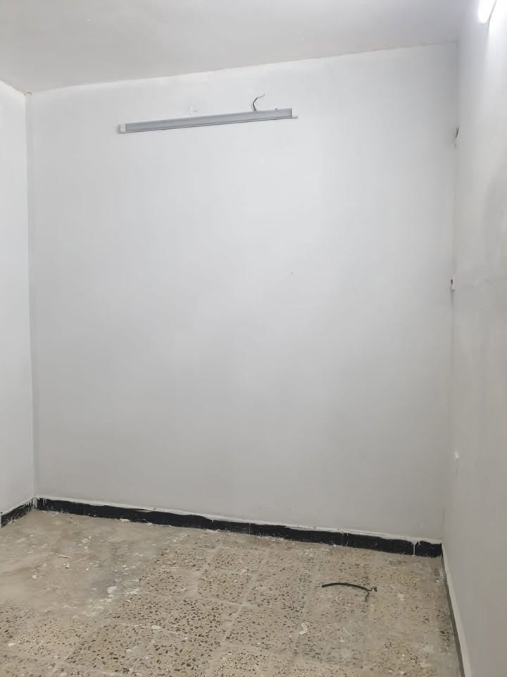 بيت للإيجار في منطقه المنصور حي الأندلس قرب صيدليه ايار المساحه ٢١٠متر  التواصل مع الرقم ***********
