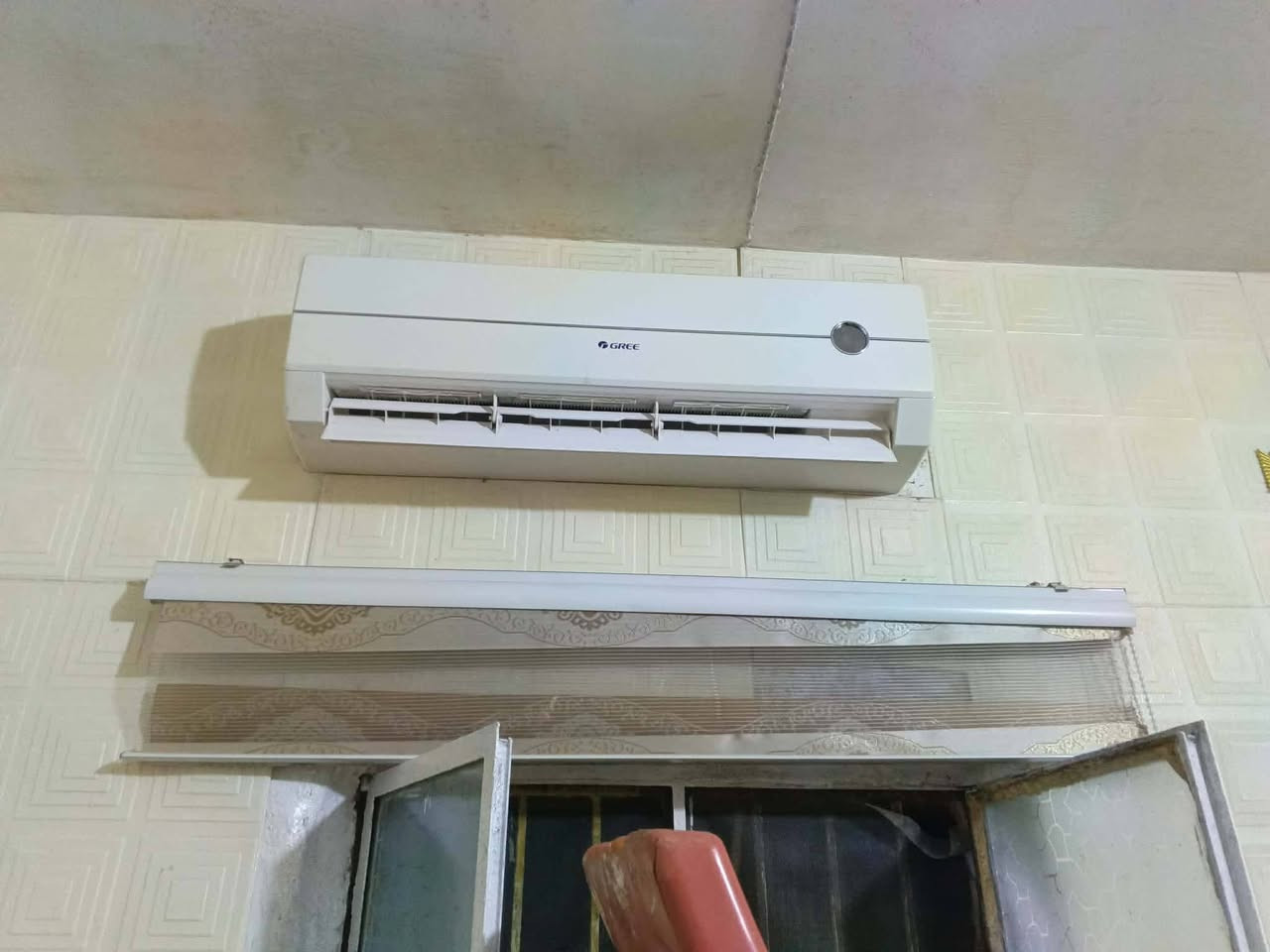الى اهالي كربلاء
✅ تنصيب جميع أنواع أجهزة السبلت.
✅ صيانة الأعطال الكهربائية والميكانيكية.
✅ غسل وتنظيف السبلت الداخلي والخارجي بأجهزة مخصصة.
✅ فتح ونقل السبلت من مكان إلى آخر باحترافية.
✅ شد وتمديد مواسير النحاس مع العزل.
✅ سحب فاكيوم بالطريقة الصحيحة.
✅ شحن غاز R22 وR410A وR32 حسب المواصفات.
✅ كشف تهريب الغاز وإصلاحه.
✅ تبديل القطع التالفة الأصلية.
✅ صيانة دورية للمنازل، المحلات، المكاتب، والشركات.

⭐ سرعة في الحضور.
⭐ أسعار منافسة.
⭐ خبرة وجودة في العمل.
⭐ خدمة في كافة مناطق كربلاء.

📞 للحجز والاستفسار:
***********
📲 واتساب متوفر على نفس الرقم.

ورشة الأصدقاء للتكييف والتبريد – ثقتكم هي نجاحنا.
