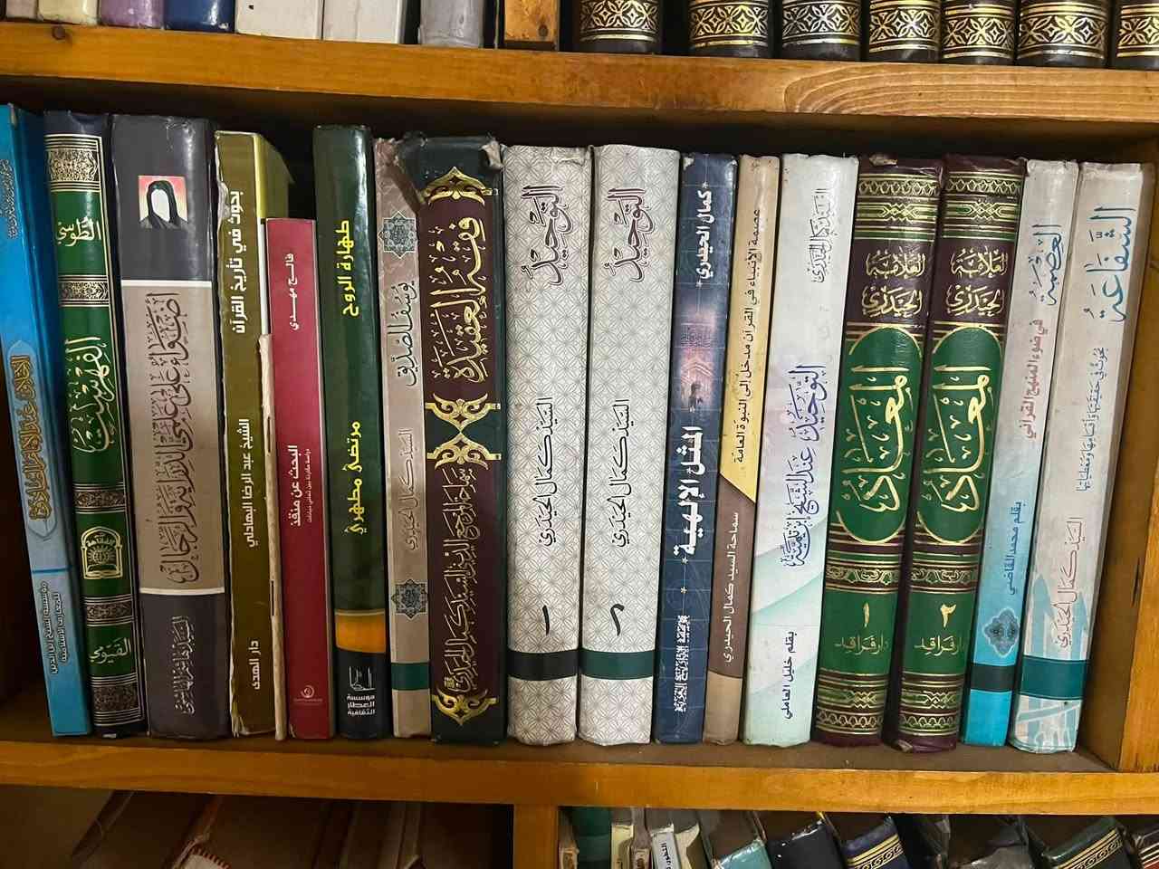 مكتبة مفصلة تحتوي على عناوين مهمة  البيع يكون مجمل وليس مفصّل جزاكم الله خيرا السعر ٣٥٠ 
***********
