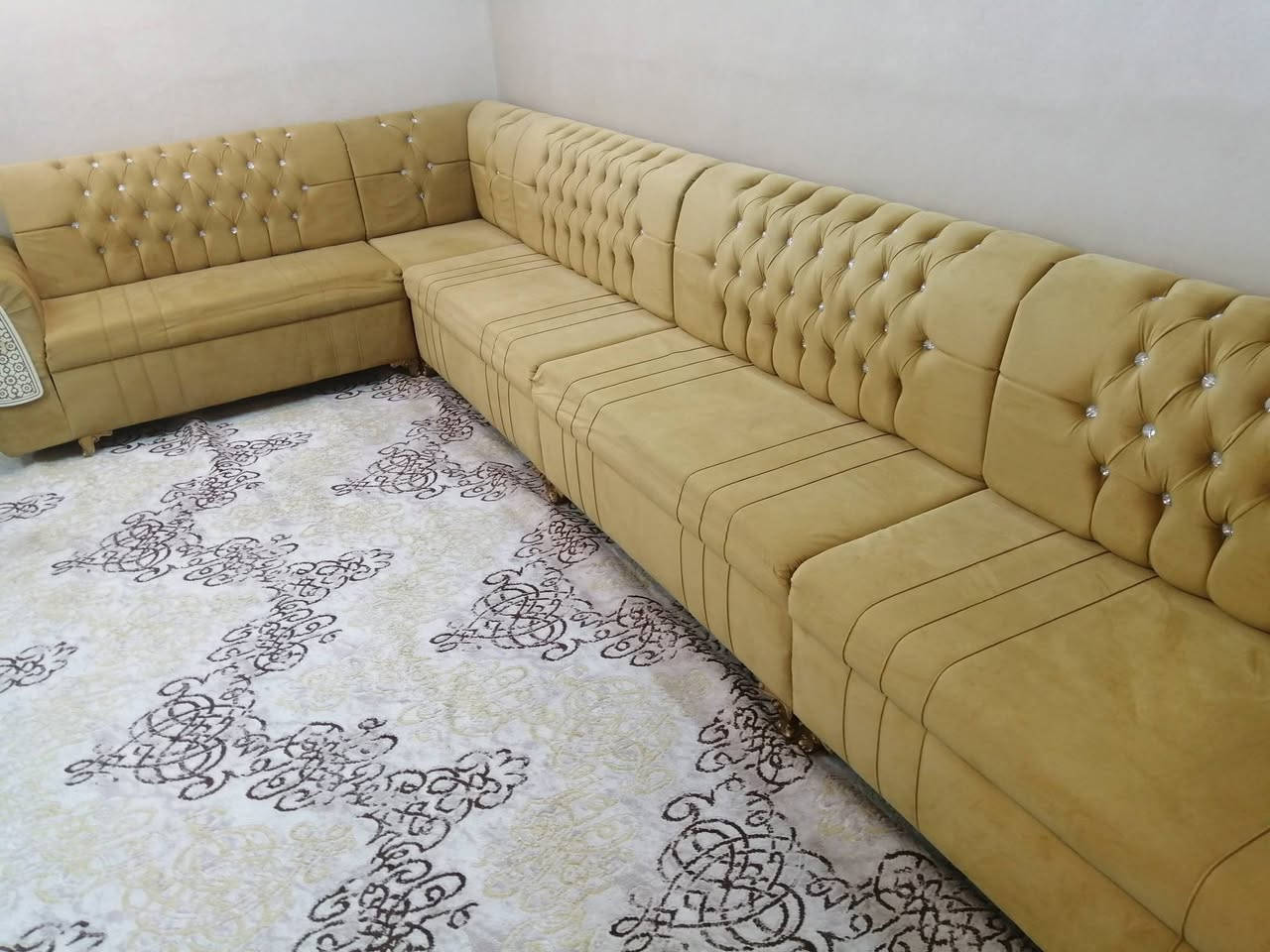 ضخم قنفه ديوان لون ذهبي طول 7 متر ونص 10 نفر للبيع سعر 250 الف ***********
مكان كركوك

