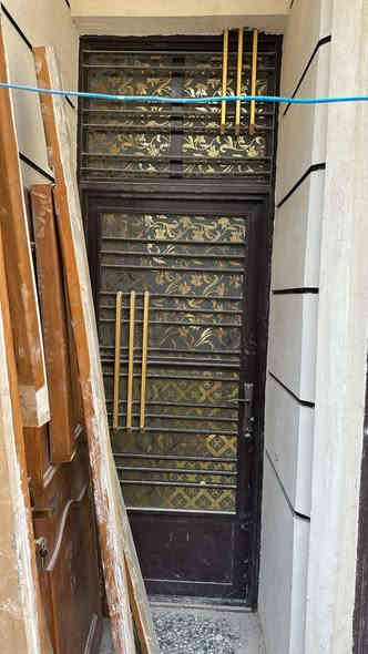 السلام عليكم ورحمة الله وبركاته 
مجموعة ابواب خشب العدد 4 
وأبواب حديد العدد 2 
للبيع السعر خاص
رقم الهاتف: ***********
