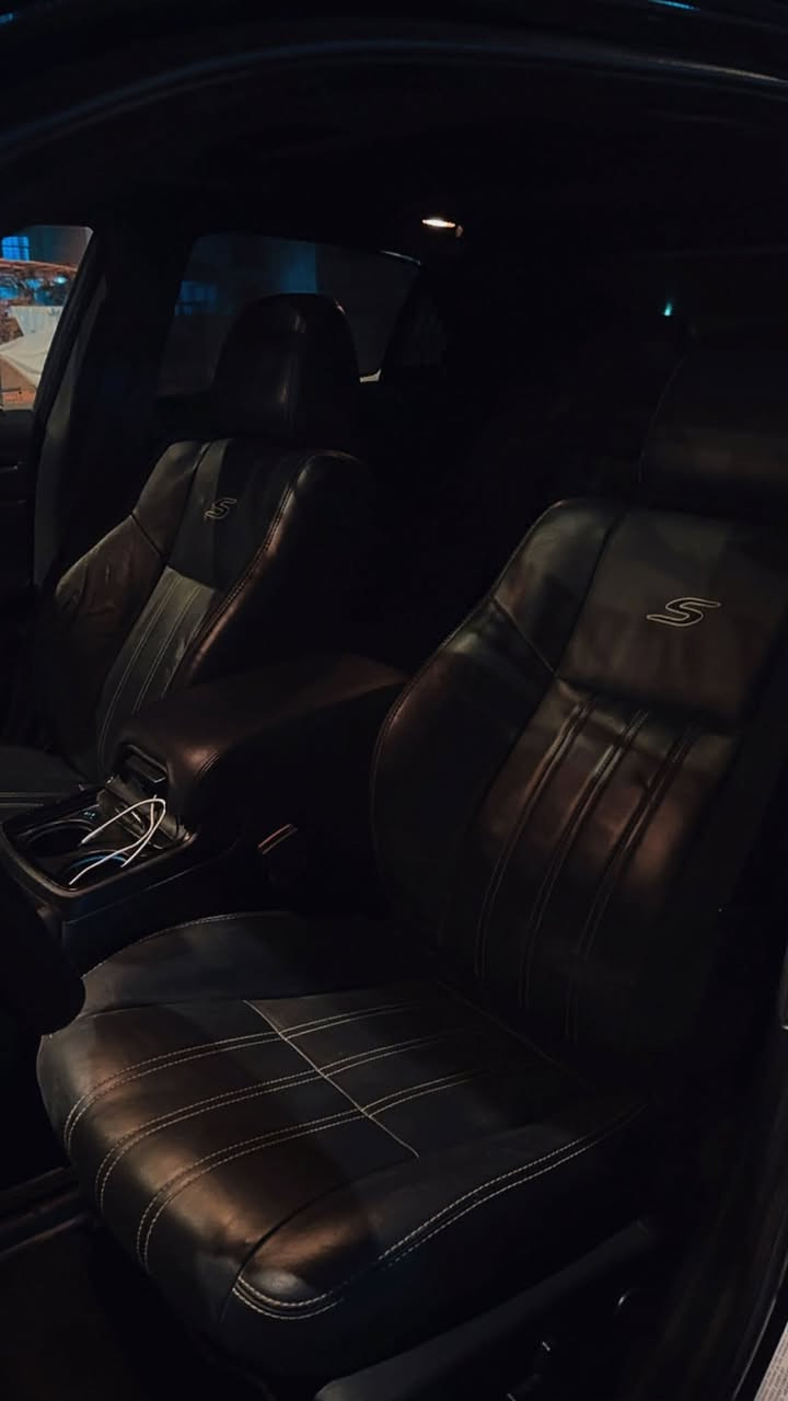 عليكم كلايسلر S 2012 اصل محدثه للبيع او مراوس سيارة فول مواصفات سيارة مكينه جديدة 8سلندر هيمي 
وبيها قصعتين جاملغ وبنيد سيارة بيها برمجه كزوز رياضي وسارة جاهزة من كلشي السعر 165 رقم بغداد دولي بسمي 
رقم *********** مكاني بغداد الشعب
