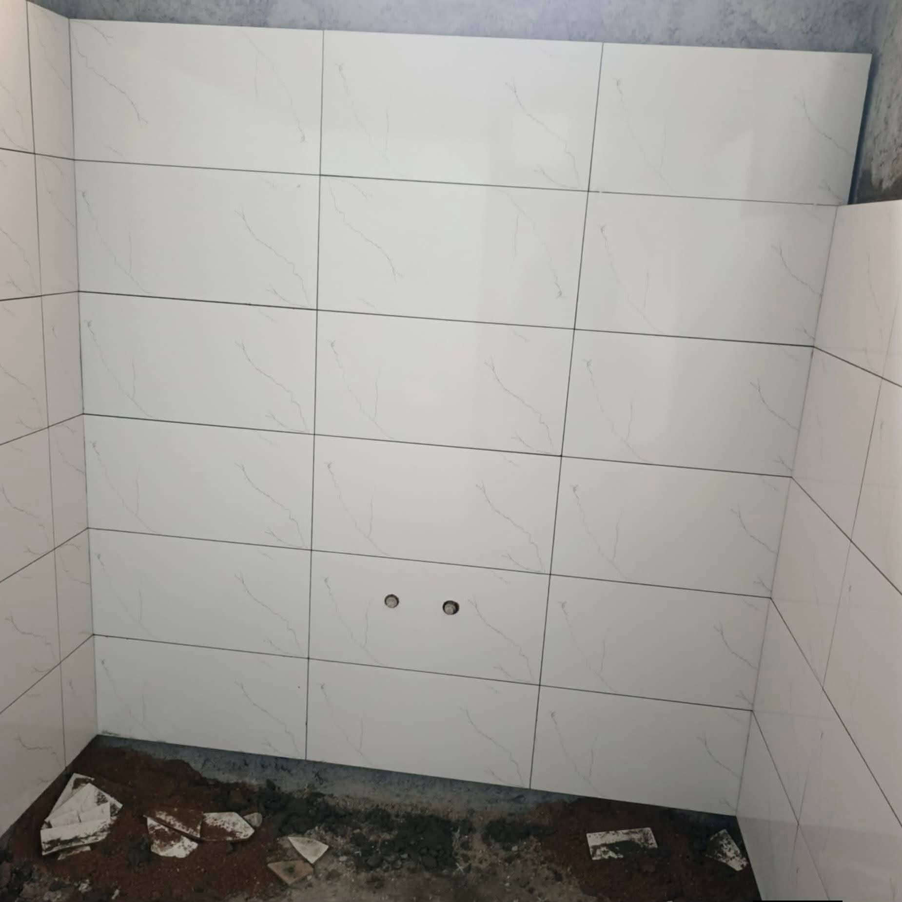 يوجد خلفه سراميك متفرق داخل تكريت  ‏‪***********‬‏
