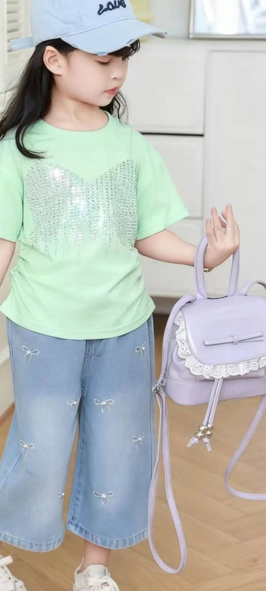 عمري بنات ملابس كوريه تخبل عندي بعد هوايه موديلات بناتي ولادي وجميع القياسات متوفره وتوصيل موجود جميع المحافضات و المتشتري تنقط تكون سبب برزقي تابعوني💗🫶.


**إذا كنت صاحب هذا الإعلان وتريد حذفه لأي سبب، رجاءا أرسل رسالة إلى الدعم الفني**