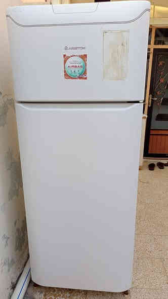 ثلاجة للبيع 
نظيفة
شغالة
العنوان حي التحرير مقابل جامع ال البيت داخل الفرع 
السعر ٩٠ الف وبي مجال للطيبين 
*********** عثمان العبيدي موصل
