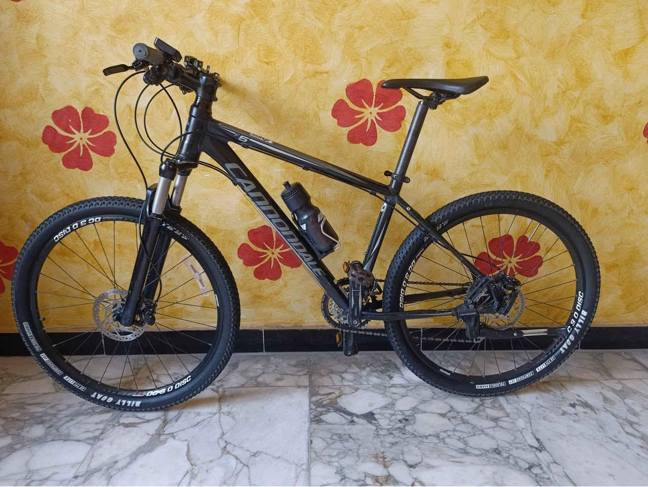 السلام عليكم، عندي هذا البايك للبيع
Cannondale

اسم الدراجة: Cannondale F5 جبلي

معدن الدراجة بالكامل من الألمنيوم وزنها خفيف والويل

 أيضا الألمنيوم  الحجم 26  

​السستم الكامل للدرجة من SRAM (سرام) 

البريكات هايدروليك 

إطارات جديدة مستخدمات على الطريق 3 ساعات من نوع OBOR Billy Goat، بمقاس 26X2.10 

الدراجة واضحة في الصور والفيديو بيه كم شخط مثل مموضح للمصداقية 

سعر الدراجة 295 

مكاني بغداد. .***********.

متواجد خاص أو واتساب

