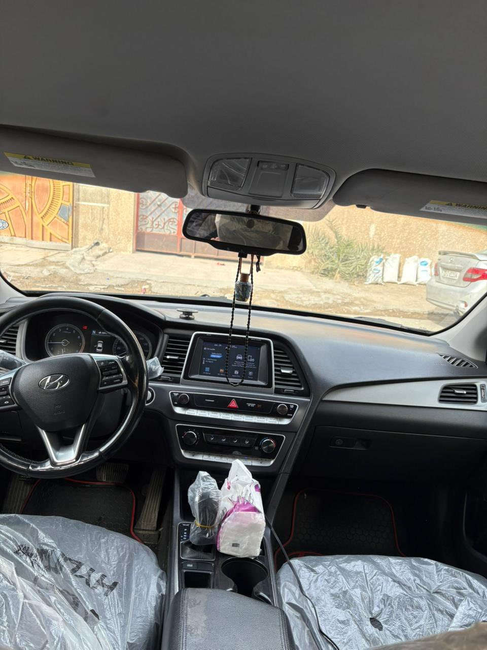 سوناتا 2018
نص مواصفات 
وارد امريكي بدون حادث في امريكا فقط دعاميه
بالعراق صبغ جاملغ خلفي بدون دواخل 
بصمه 
تدفئه كشنات
اشاير بالمرايه
نقطه عمياء
محرك 2400 GDI
مثبت سرعه
شاشه وكامرا بلادي 
لايت زينون 
كشن السايق كهربائي
ماشيه 74 الف
السونار مرفق بالمنشور
مكان السياره بغداد الشعب السريدات 
السياره بأسمي تحويل مباشر
السعر 129 بيهة مجال بصيط رقم ***********
