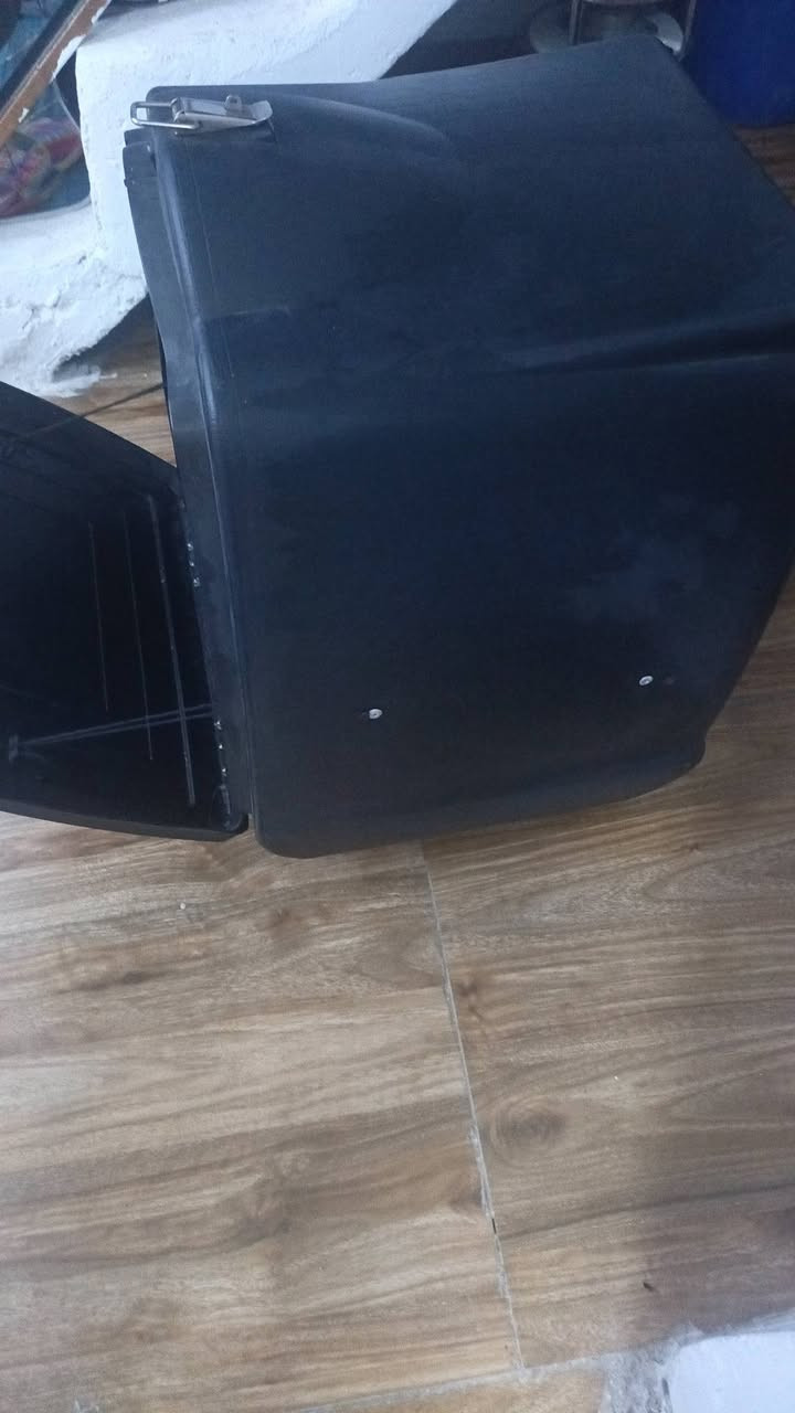 صندوق دلفري للبيع أخو الجديد مستعمل  شهر واحد بس داخله نضيف حيللل طابقين السعر قيم وخذ بما يرضي الله ***********
