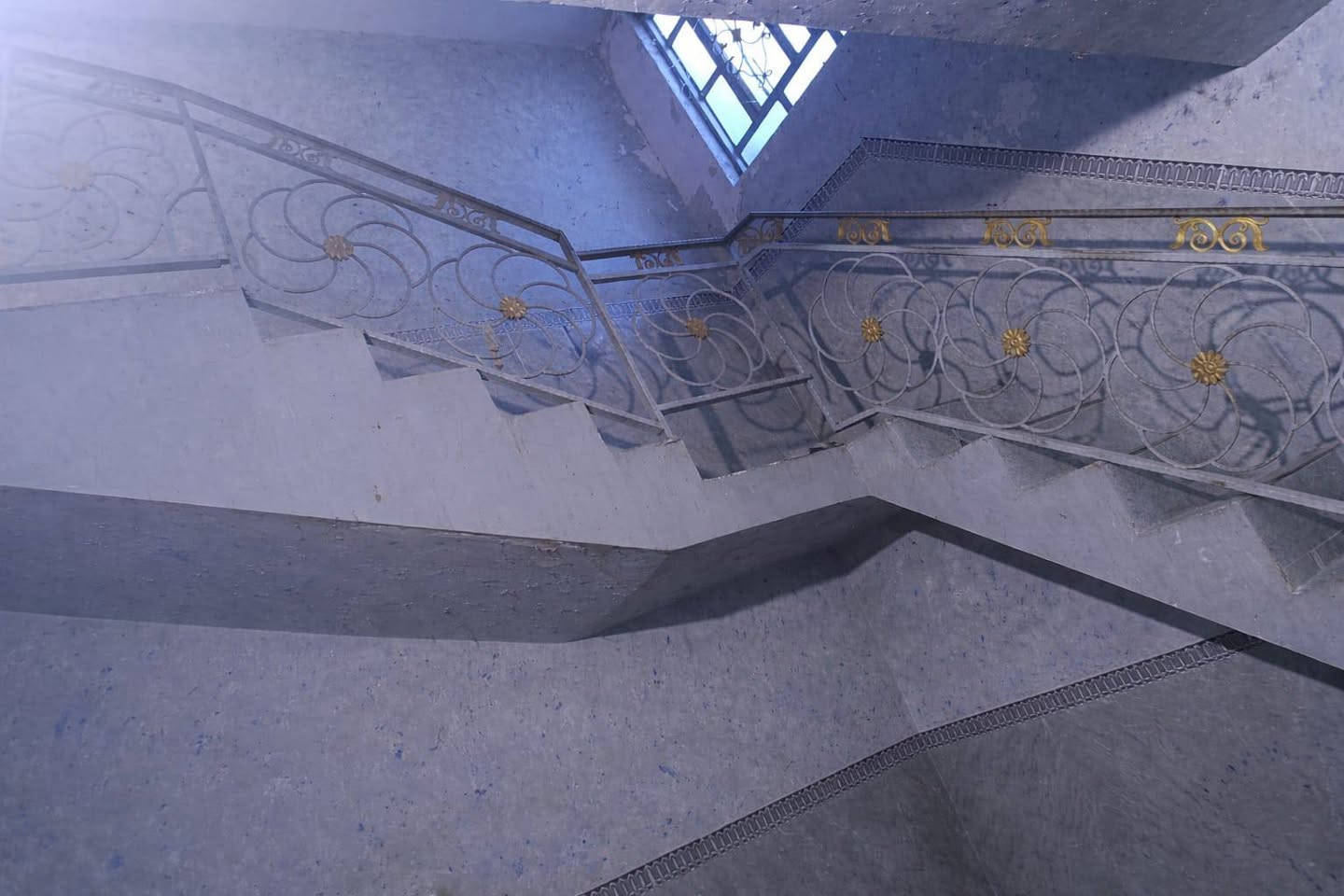 بيت للبيع زراعي قريب الجسر الرميثه مكانه كلش حلو قريب السوق كافه الخدمات بيه شارع 12 متر مساحه 90 متر البيت طابقين غرفه وهول ومطبخ وبراني جوه غرفتين واحده كامله والثانيه بعدي ما كامله بناء عكاده طابوك ***********وتساب
