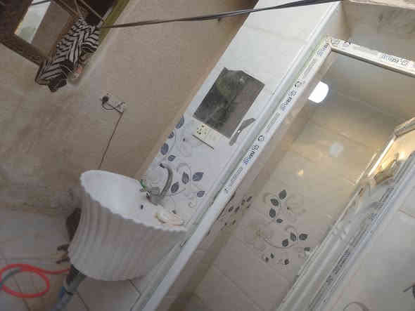 السلام عليكم بيت ٧٠متربناء حديث طابوك جمهوري صب مسلح ارضية رفت سيراميك واجهيه بياض بيبان شبابيك كله درجه اولى خضراء الدسيم بلبدايه قرب شارع ١٥ السعر٣٦ أي ستفسار ***********
