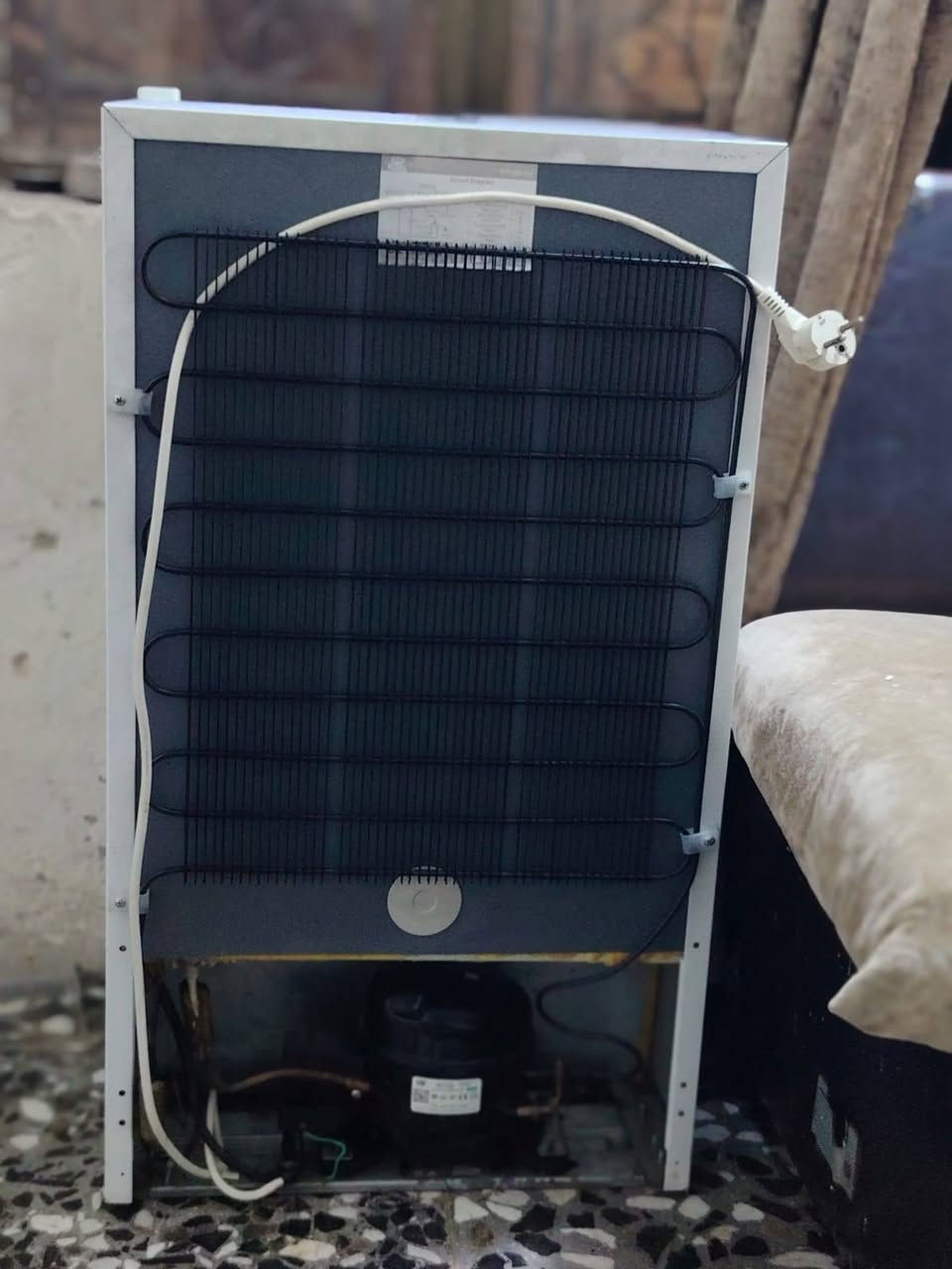 السلام عليكم ثلاجة صغيرة شغالة ونضيفة ب45 الف المكان الدولعي بشارع الغاز الرقم ***********
