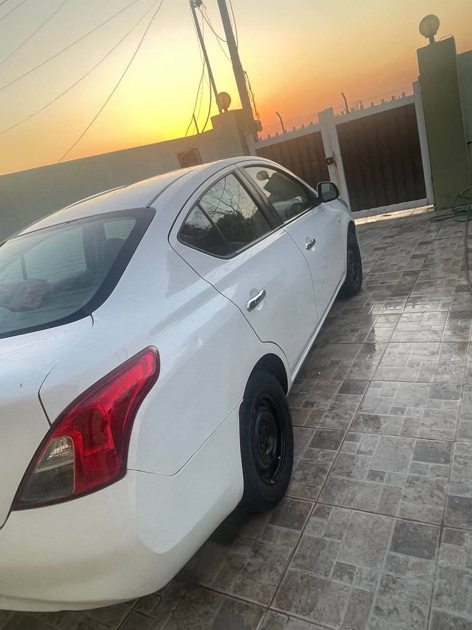 نیسان سەنی لاکشمیبای ٢٠١٤ 
گێڕ تۆماتیک، ٢ جام کارەبایی، یەدە نیکل، گەعیە جلد،تاخم کوشین نوێ، پێشی کامل گۆڕاوە کراوە بە شکل نوێ، ٤ تایەی نوێی تازە بۆ بەستراوە،ڕونی گێڕ و مەکینەی تازە گۆڕدراوە ،٤ پارچەی هەیە، سەیارەکی زۆر توند و تۆڵە پێش و پشتی تازە تووندکراوەتەوە، گێڕ و مەکینە بەشەرت، هەزە و ژینگە و سەنەوی نوێیە تا ٢٠٣٠ بە ناوی خۆمە ، بەناوکردن و بڕانەوە و غرامە بەشەرت 
شوێن : هەولێر
***********
٨٠ وەرەقە و معاملە أربيل, العراق
