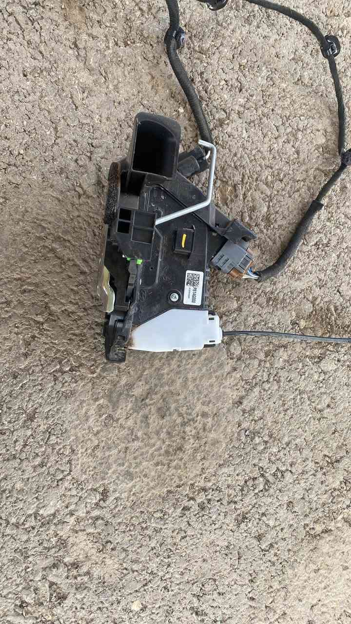 السلام عليكم
مكينه جام   وقفل باب وضفيره باب أكمله وماسكه دعاميه اماميه. ***********
