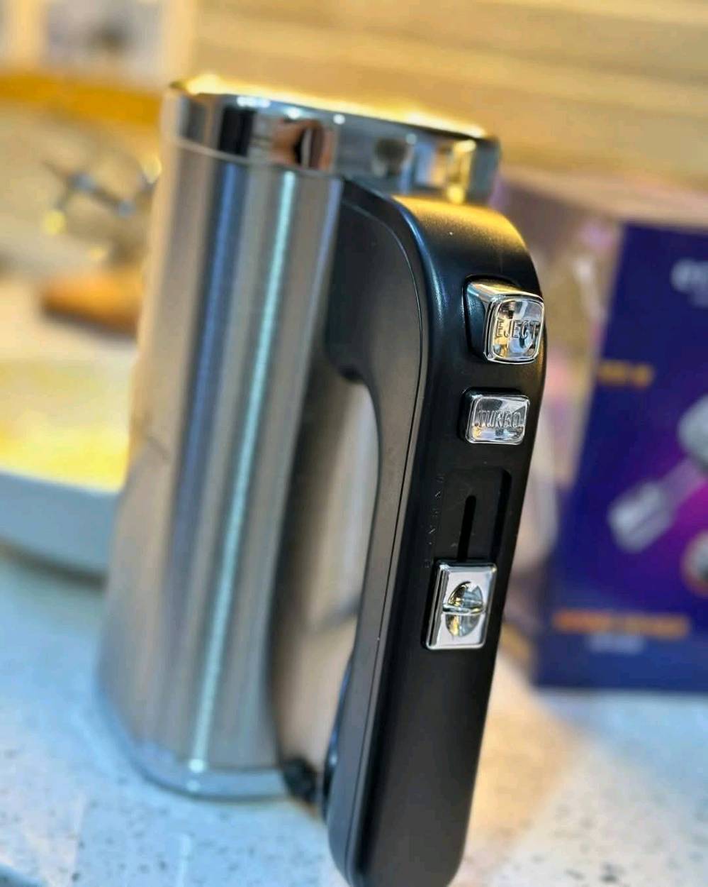 خفاقة إمبليوم – الاختيار المثالي لكل مطبخ!
المميزات:
 • حجم كبير لسهولة الاستخدام.
 • غلاف خارجي من الستانلس ستيل عالي الجودة – متين وأنيق.
 • 4 ملحقات متعددة الاستخدام للخفق والعجن.
 • ماطور قوي مع ملف نحاس لضمان الأداء العالي وطول العمر.
 • 5 سرعات لتلبية جميع احتياجاتك في المطبخ.
 • قدرة حقيقية: 300 واط.
• متانة وقدرة عالية تختلف عن باقي الانواع 

 

