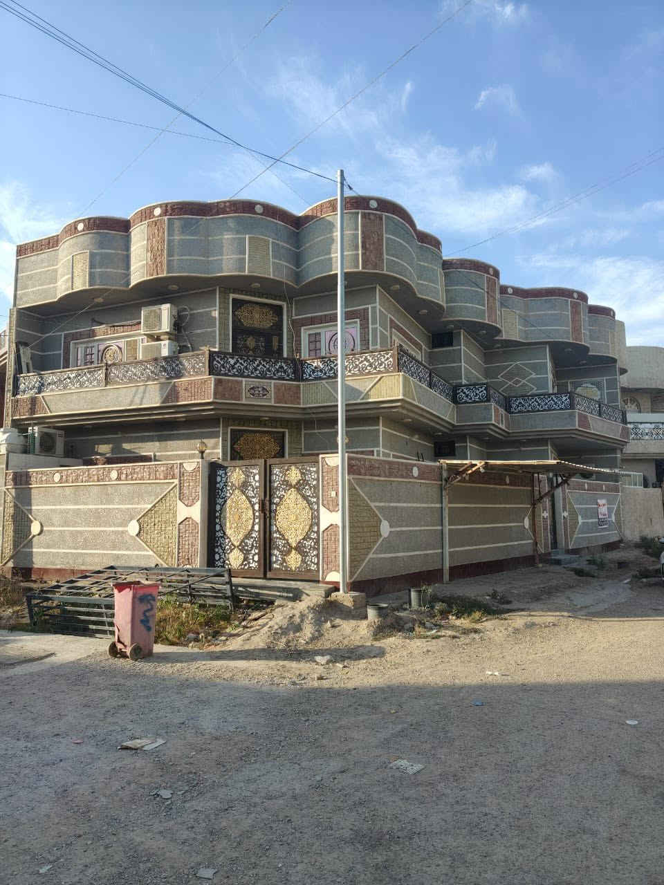 السلام عليكم
بيت في منطقه الحاوي ركن 

مساحه البيت 168 
بناء 🔨 جديد 
يحتوي البيت الطابق الأول 
غرفه نوم 1
مطبخ 1
هول1
استقبال 1
وحمام والمجموعه الصحيه 
والطابق الثاني 3 غرف نوم 
وهول وحمام والمجموعه الصحيه 
والثالث غرفه وبيتونه 
للاستفسار اتصل ‭0774 679 8139‬
