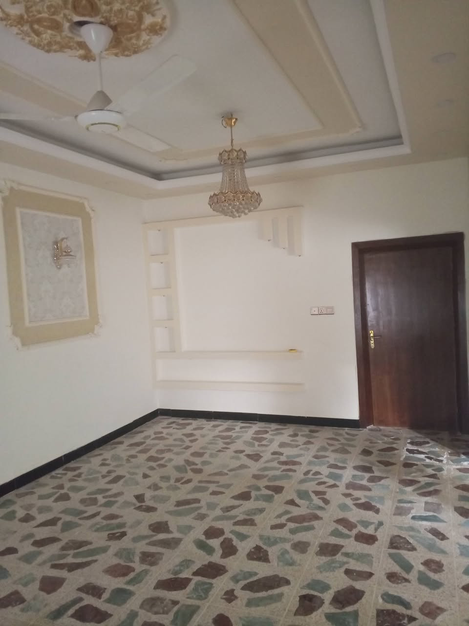 مرحبا
دار سكني حي الخضراء مربع حجي اسعد 
المربع الأول 
قرب الثلاجة 
المساحة ٣٠٠ متر 
عرض الشارع ١٠ متر 
الواجهة ١٥ متر 
النزال ٢٠ متر 
الدار حاليا فارغ 
محدث 
طابقين غرفتين جوه 
٣ غرف فوك 
ملحقات كاملة 
نوع السند من صاحب التمليك حصرا
السعر عل خاص او الاتصال ***********
