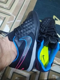 حذاء صالات • ٤٠ ونص • طبي