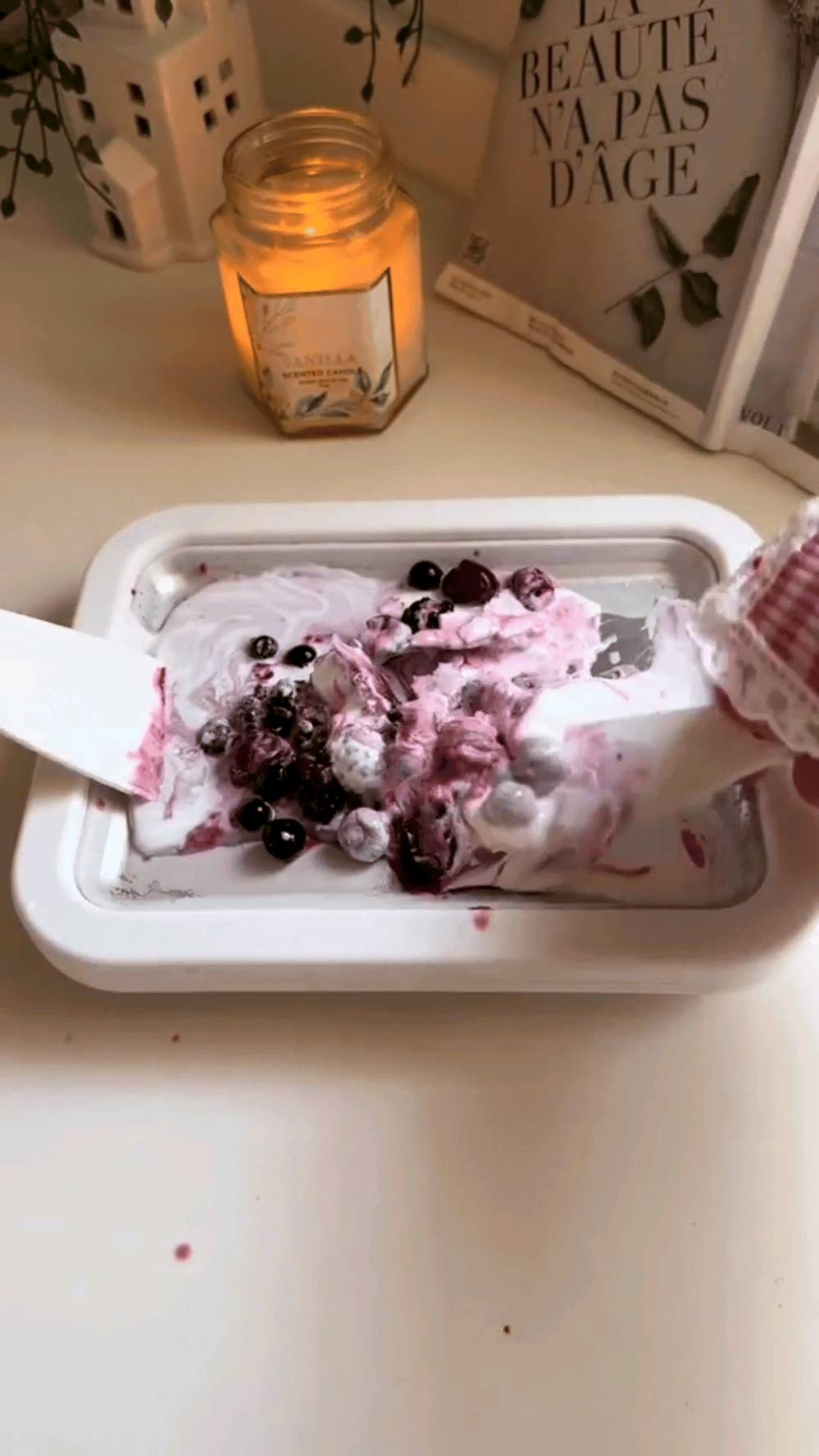 تحب الآيس كريم الرول مثل اللي بالمحلات؟ 🍦

الآن تقدر تسويه في بيتك بسهولة!

✔️ بورد تجميد فوري لصنع الآيس كريم خلال دقائق

✔️ بدون كهرباء – فقط ضعه في الفريزر

✔️ اصنع نكهاتك الخاصة بالحليب أو الفواكه

✔️ يأتي مع أدوات لعمل رول الآيس كريم بسهولة

✔️ تجربة ممتعة للأطفال والعائلة

حوّل مطبخك إلى محل آيس كريم صغير 😍🍦
يله شمنتضر 