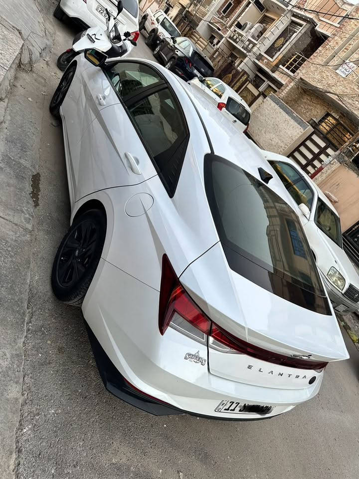 السعر ١٥٠
مكاني بغداد حي اور 
                       ***********
 هيونداي النترا   ELANTRA 
 موديل ٢٠٢٢       
رقم بغداد دولي  نفاذ سنويه ٢٠٢٩
ماشية ٥٤ كم
   للون ابيض صدقي 
 السيارة حادثها جاملغ وبنيد بدون دواخل 
لدنهاري  LED 
انظمت ترحيب
حجم المحرك2000
الجنطه بصمه
تبريد ثلج 
المري قابلة للطي 
رادر بلمرايا 
تحكم مقود جهتان 
المودات
الاوامر الصوتية 
شاشة  حجم كبير
كاميرا دوارة 
٣ بصمات 
دشبول متصل 

‼️السيارة جاملغ ايمن صبغ فقط  ‼️
